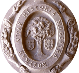 Escudo AAH relieve de la escultora Mª José Díaz