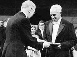 El Dr. Severo Ochoa recibe el Premio Nobel de Medicina