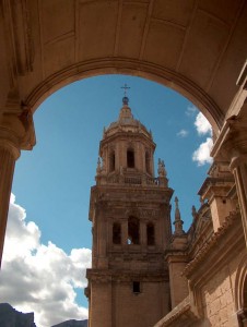 Vista de una de las dos torres de la portada
